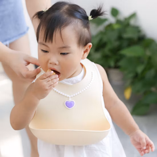 El silicón de la categoría alimenticia de los baberos de tendencia modifica el babero del bebé de los bolsillos para requisitos particulares de la saliva